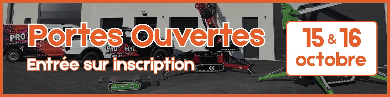 Affiche des Portes Ouvertes Pro2Mat, 15 & 16 octobre 2026, entrée sur inscription. Mini-grue, nacelle araignée et transporteur à chenilles exposés devant les locaux Pro2Mat.
