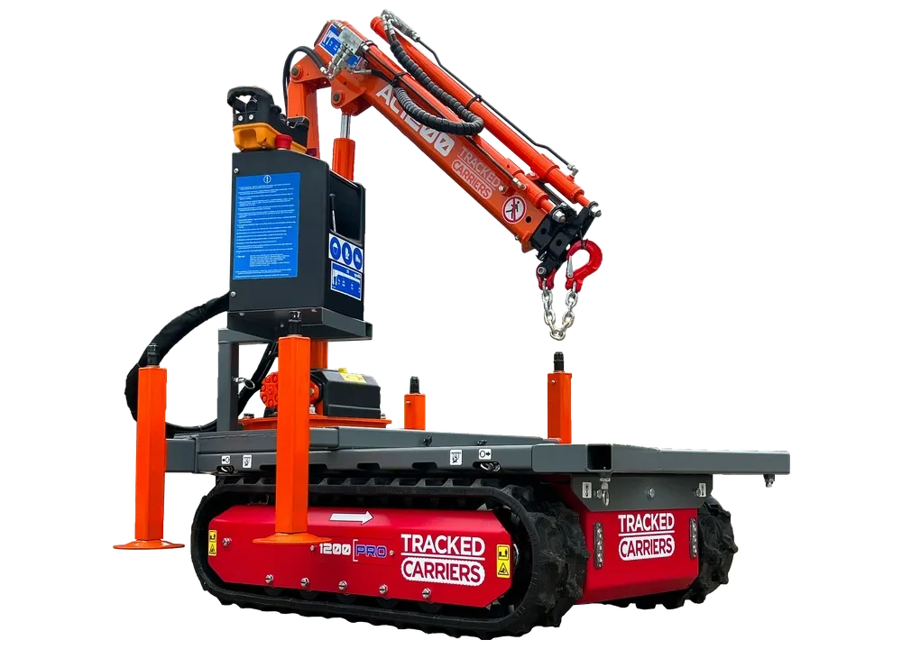 Bras de grue 500 kg monté sur le plateau d'un transporteur à chenilles 1250 PRO, stabilisateurs déployés.