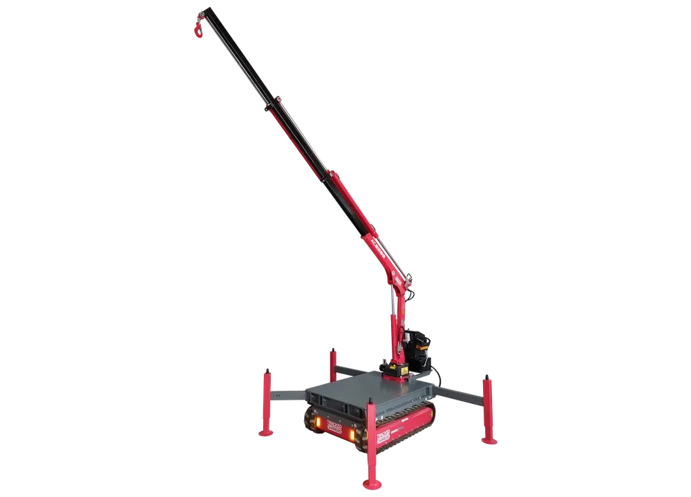 Bras de grue 990 kg monté sur un P'tit Mulet 2500, stabilisateurs déployés, flèche relevée.