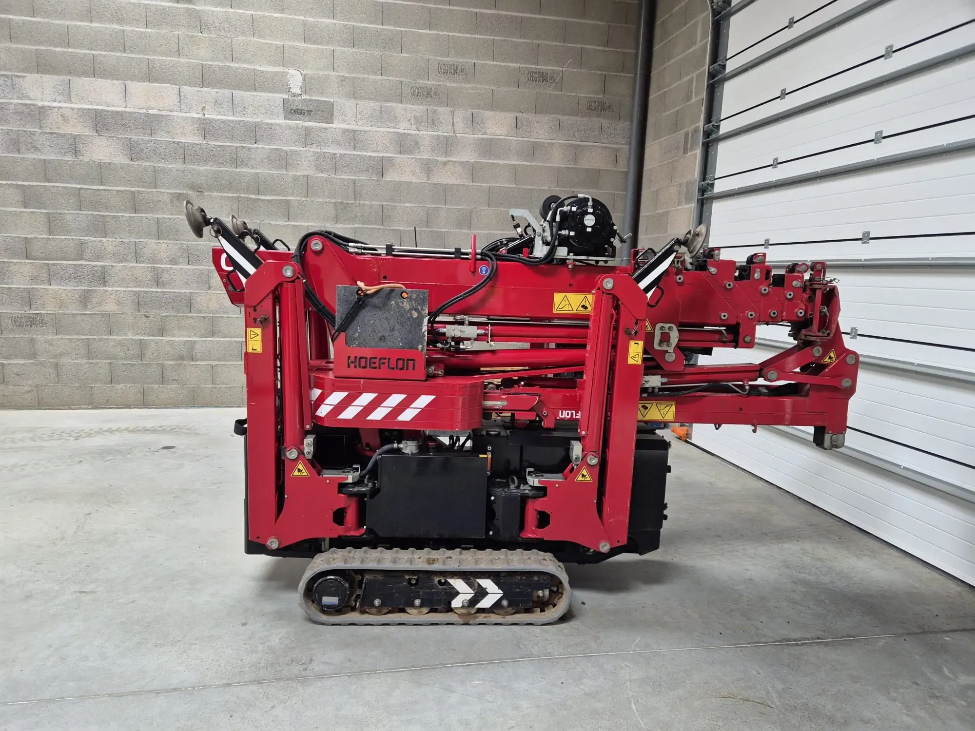 Mini grue C6 HOEFLON d'occasion vue de profil repliée, vendue par Pro2Mat