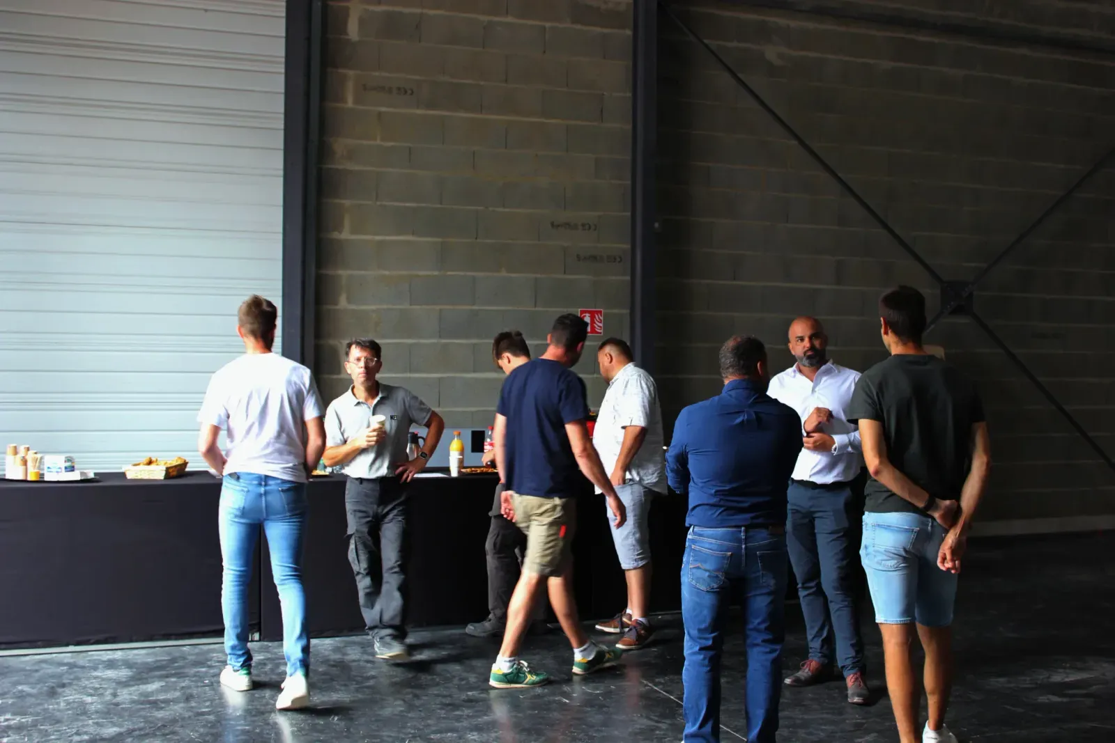 Invités PRO2MAT échangeant à l'espace restauration lors des Portes Ouvertes