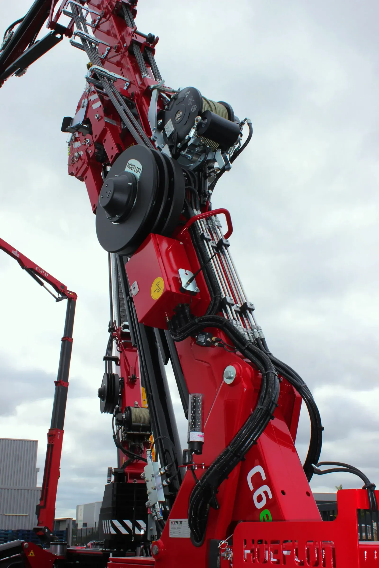 Mini-grue HOEFLON C6e et son bras de grue