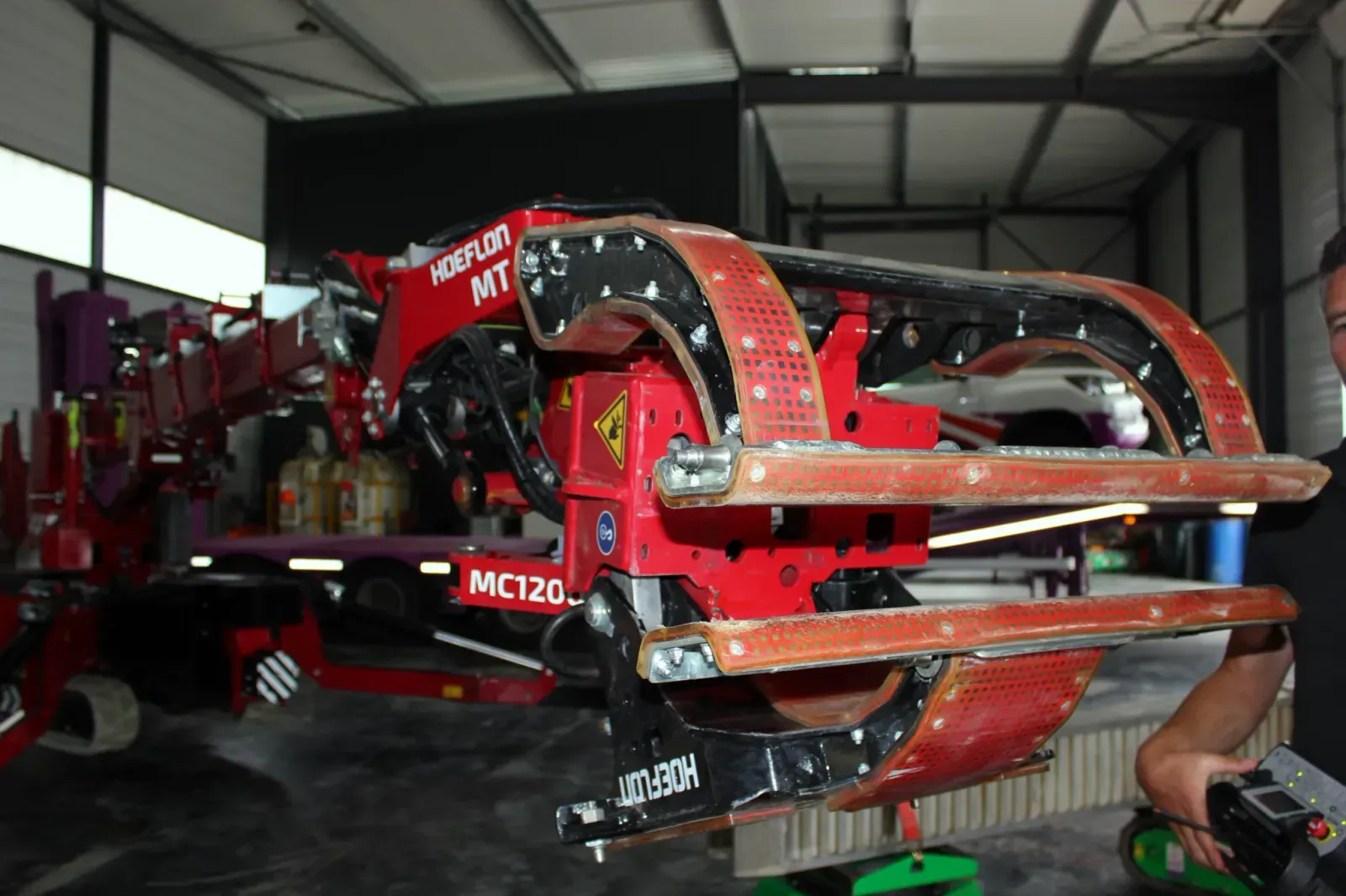 Multitool HOEFLON monté sur mini-grue C10e manipulant des charges