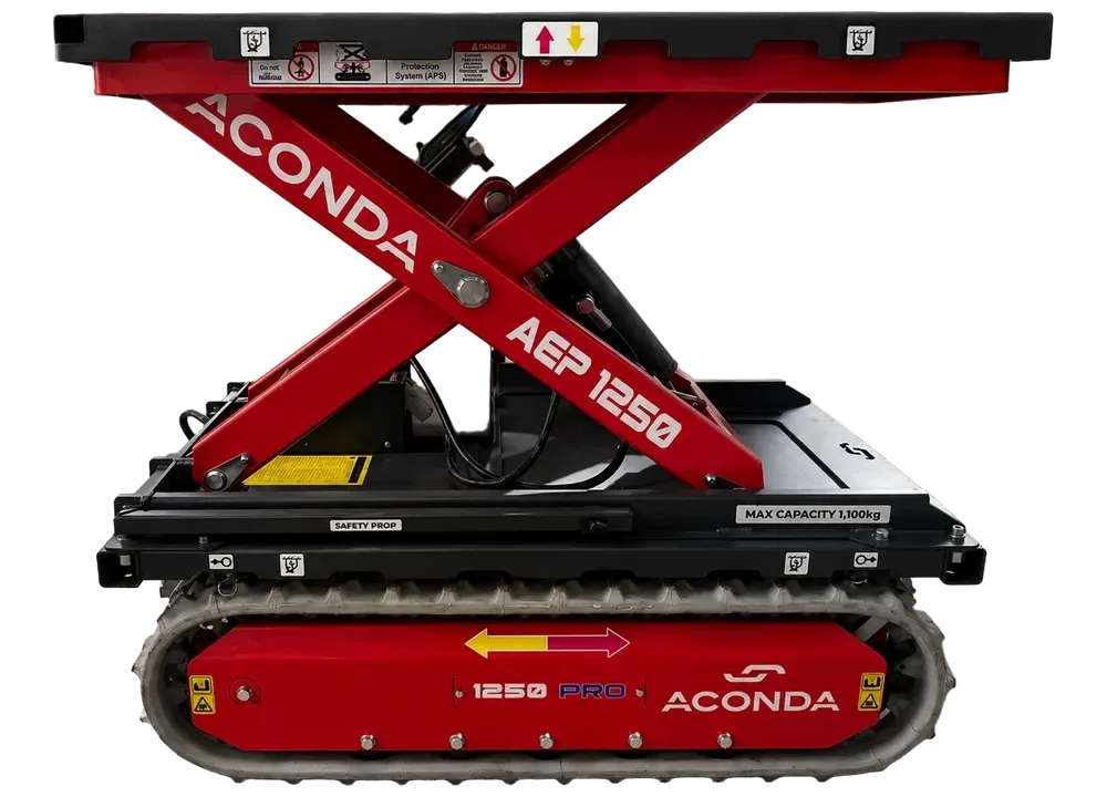 Table élévatrice AEP1250 Aconda, ciseaux déployés, montée sur un P'tit Mulet 1250 PRO, vue de profil.
