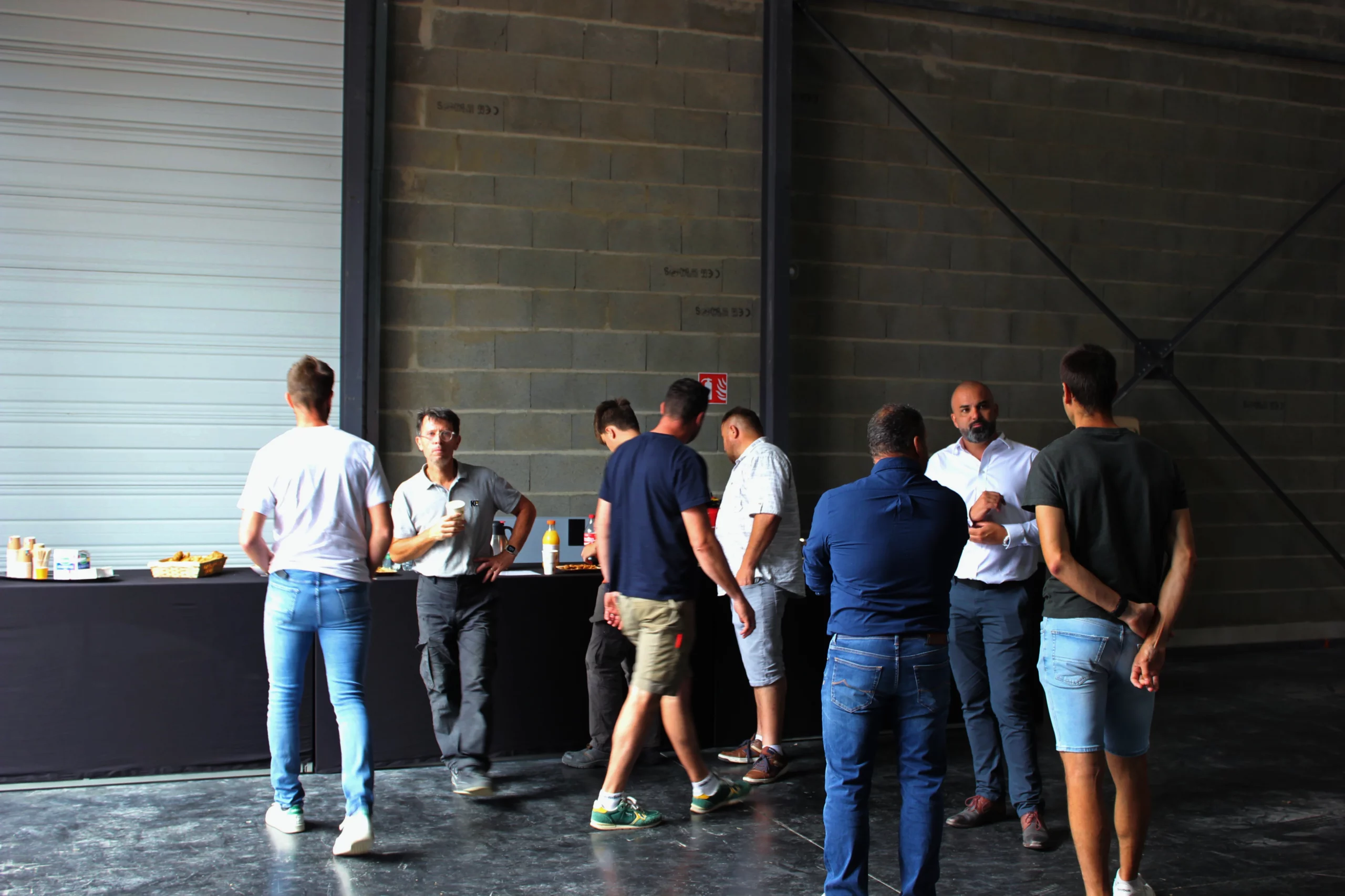 Invités en discussion à l'espace restauration lors des Portes Ouvertes PRO2MAT 2025
