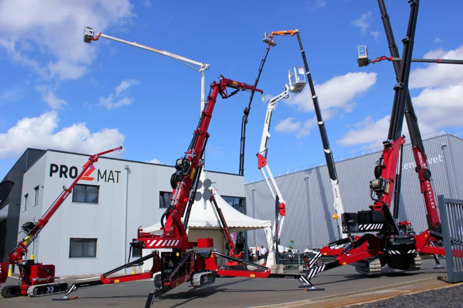 Mini-grues et nacelles en démonstration devant le bâtiment PRO2MAT lors des Portes Ouvertes 2025