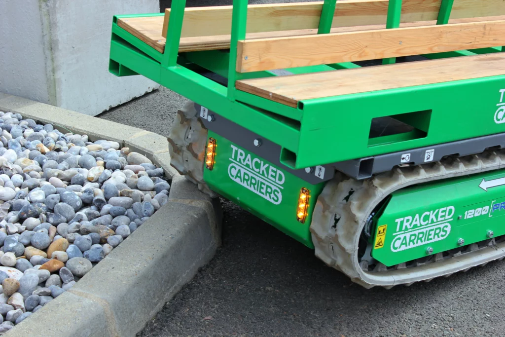 Franchissement de trottoir avec le P’tit Mulet 1200 PRO lors des démonstrations des Portes Ouvertes PRO2MAT 2025