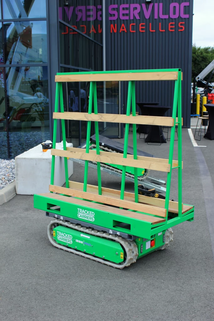 Transporteur à chenilles P’tit Mulet 1200 PRO équipé d’un cadre miroitier en démonstration pendant les Portes Ouvertes PRO2MAT