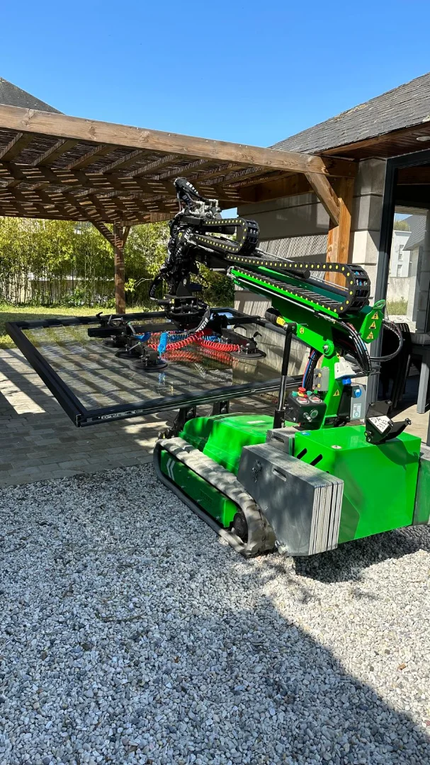 Befard XGRe d'occasion vendu par Pro2Mat, manipulant une vitre, idéal pour les chantiers restreints.
