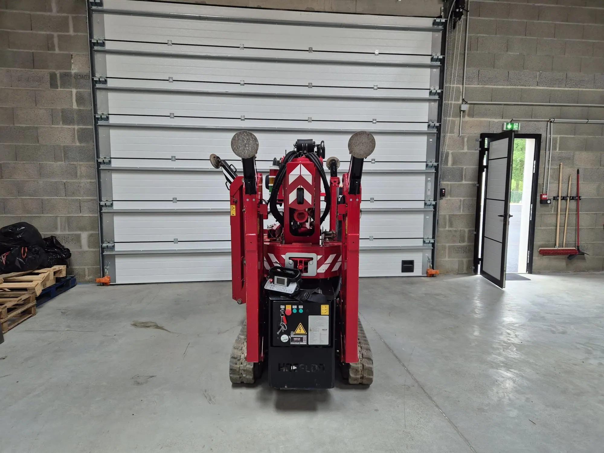 Mini grue C6 HOEFLON d'occasion vue de face repliée, vendue par Pro2Mat