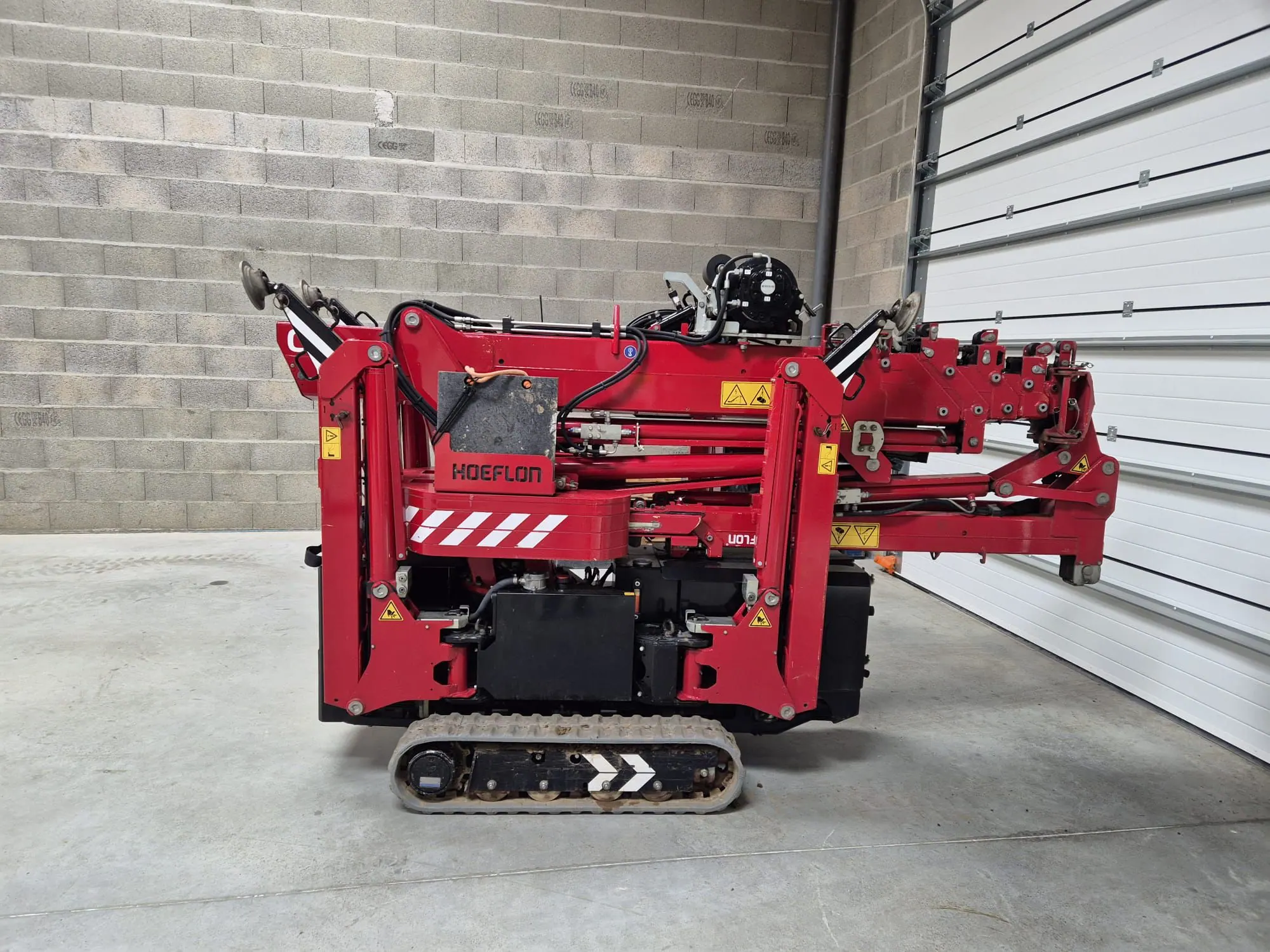 Mini grue C6 HOEFLON d'occasion vendue par Pro2Mat, idéale pour le levage en accès restreint