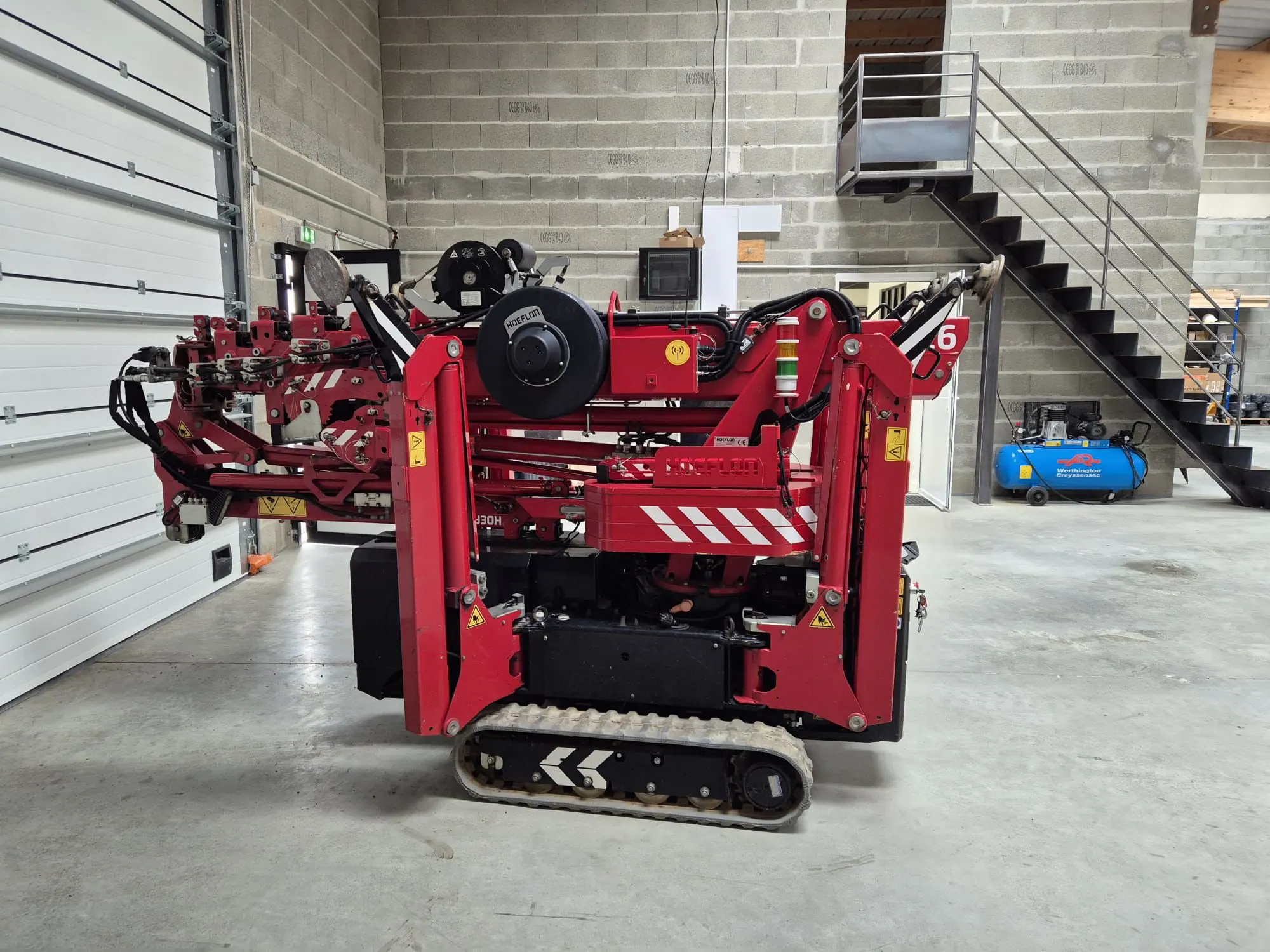 Mini grue C6 HOEFLON d'occasion vue de profil, vendue par Pro2Mat